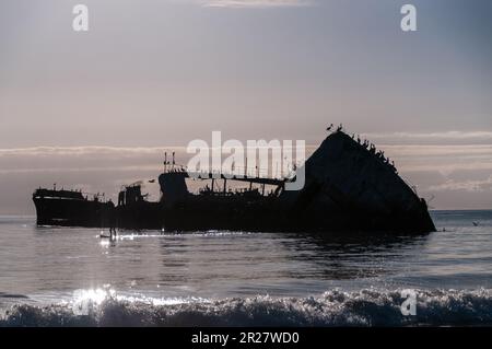 Silhoutte della SS Palo Alto, un vecchio naufragio della seconda guerra mondiale al largo della costa di Aptos, California Foto Stock