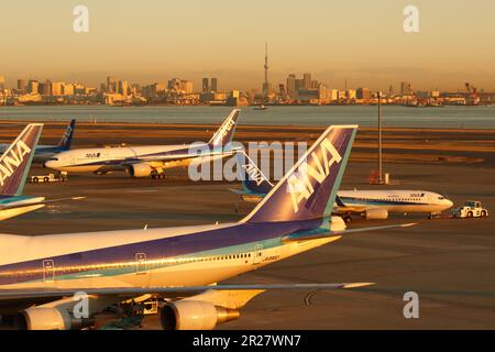 Aeroplani all'Aeroporto di Haneda e Sky Tree al sole del mattino Foto Stock