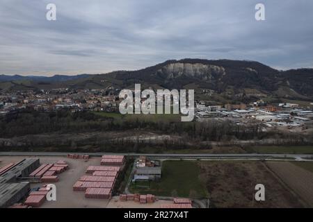 vista del drone di mattone stock fuori di una grande fabbrica in piccola città Foto Stock