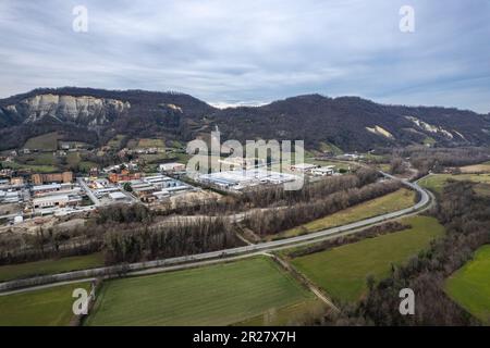 Panorama aereo del drone di Lugagnano in Valle Arda, Piacenza , Emilia Romagna Italia Foto Stock