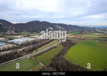 Panorama aereo del drone di Lugagnano in Valle Arda, Piacenza , Emilia Romagna Italia Foto Stock