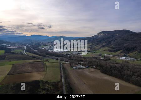 Panorama aereo del drone di Lugagnano in Valle Arda, Piacenza , Emilia Romagna Italia Foto Stock