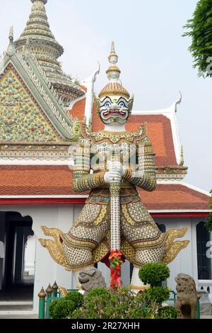 Le sculture di due mitici demoni giganti, Thotsakan e Sahatsadecha, che custodiscono la porta orientale della cappella principale di Wat Arun a Bangkok, Thailandia Foto Stock