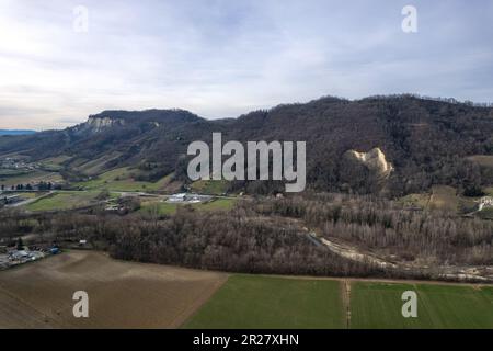 Panorama aereo del drone di Lugagnano in Valle Arda, Piacenza , Emilia Romagna Italia Foto Stock