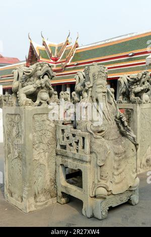 Splendide sculture che decorano i cortili di Wat Arun, Bangkok, Thailandia. Foto Stock