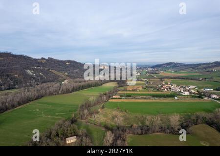 Panorama aereo del drone di Lugagnano in Valle Arda, Piacenza , Emilia Romagna Italia Foto Stock