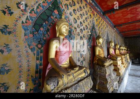 Statue di Buddha nelle sale intorno alla sala delle ordinazioni di Wat Arun (Tempio dell'Alba) a Bangkok, Thailandia. Foto Stock