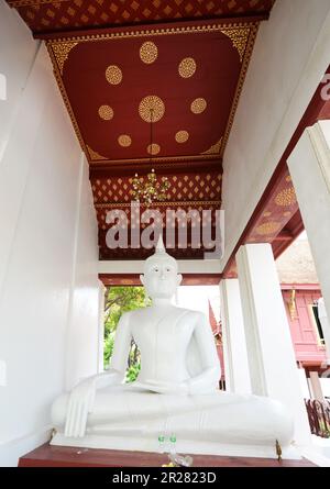 Wat Rakhangkhositaram sulle rive del fiume Chao Phraya a Bangkok, Thailandia. Foto Stock