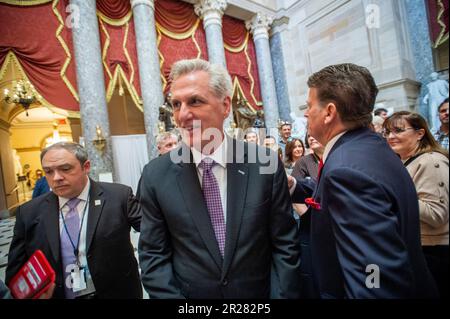 Washington, Stati Uniti. 17th maggio, 2023. Il relatore della Camera dei rappresentanti degli Stati Uniti Kevin McCarthy (repubblicano della California) si ferma per posare con i visitatori nella Statuario Hall del Campidoglio degli Stati Uniti dopo aver lasciato la Camera a Washington, DC, USA, mercoledì 17 maggio, 2023. Foto di Rod Lamkey/CNP/ABACAPRESS.COM Credit: Abaca Press/Alamy Live News Foto Stock