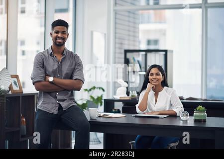 Benvenuti in uno spazio dove la creatività prospera. Ritratto di un giovane uomo d'affari in ufficio con il suo collega sullo sfondo. Foto Stock