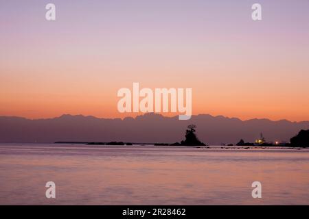 Toyama Bay e la catena montuosa Tateyama all'alba Foto Stock