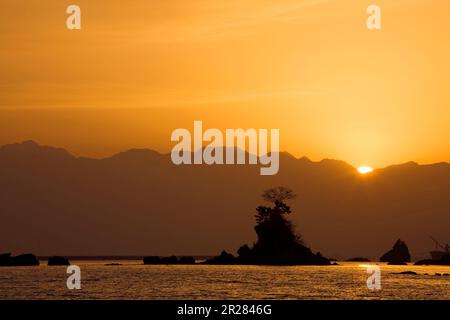 Toyama Bay e la catena montuosa Tateyama all'alba Foto Stock