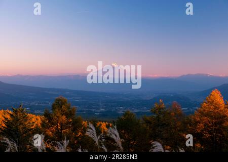 Monte Fuji nella gloriosa luce del sole che tramonta Foto Stock
