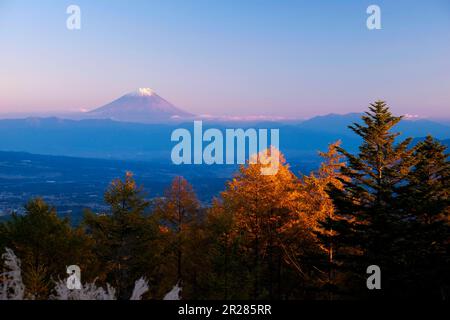 Monte Fuji nella gloriosa luce del sole che tramonta Foto Stock
