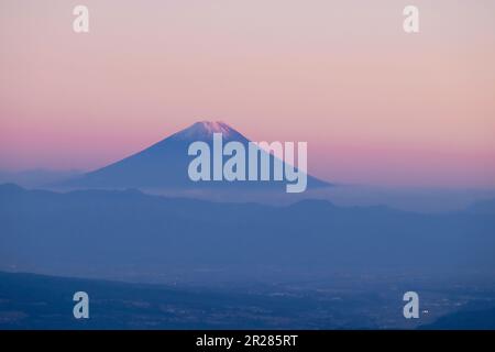 Monte Fuji nella gloriosa luce del sole che tramonta Foto Stock