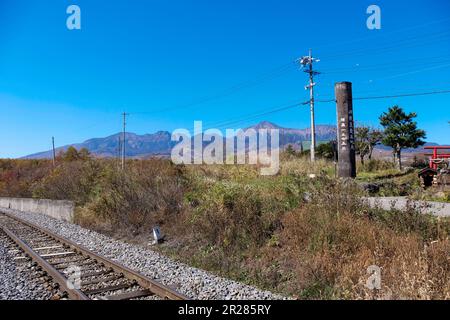 Un monumento commemorativo al punto più alto delle Ferrovie JR e del Southern Yatsugatake Volcanic Group Foto Stock