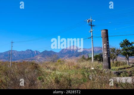 Un monumento commemorativo al punto più alto delle Ferrovie JR e del Southern Yatsugatake Volcanic Group Foto Stock