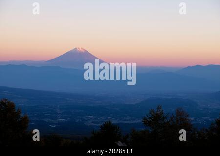 Monte Fuji nella gloriosa luce del sole che tramonta Foto Stock