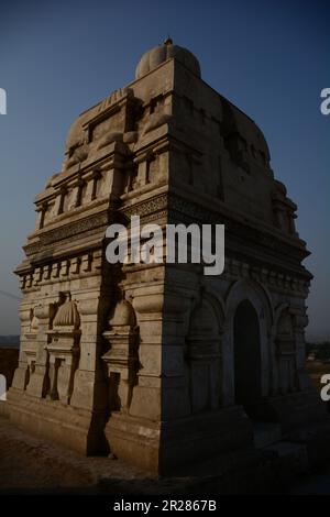 Serenità sacra: La meraviglia architettonica del Tempio di Kathas Raj nel cuore del Punjab in Pakistan, un santuario senza tempo di spiritualità. Foto Stock