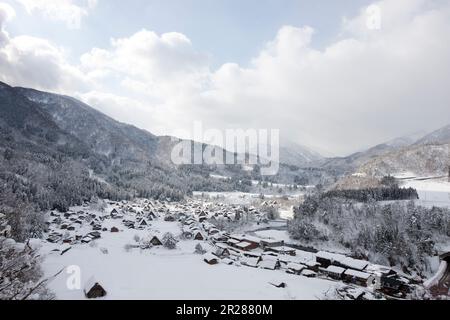 Shiragawago villaggio coperto di neve Foto Stock