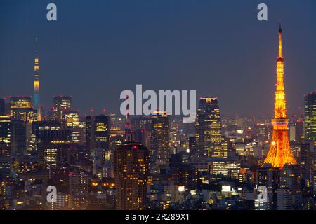 Tokyo Sky Tree (trendy) e Tokyo Tower di notte da vicino Foto Stock