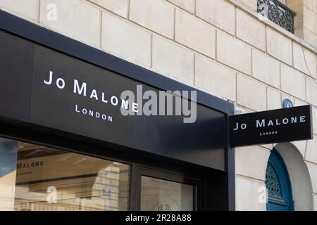 Bordeaux , Aquitaine France - 05 09 2023 : jo malone london logo marchio e segno di testo sulla parete facciata negozio entrata in città Foto Stock