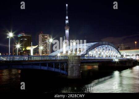 Skytree illuminato, ponte Komagata e fiume Sumida Foto Stock