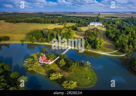 Deg, Ungheria - veduta aerea panoramica della bella casa olandese (Hollandi haz) su una piccola isola al villaggio di Deg con Palazzo Festetics Foto Stock