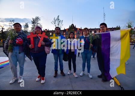 17 maggio 2023 Toluca , Messico : Decine di membri della comunità LGBTTTIQ+ hanno marciato per le strade del centro città per commemorare la Giornata internazionale contro l'omofobia, la Transfobia e la Bifobia, dove hanno protestato anche affinché il governo statale criminalizzasse il crimine della trasfeminicidi e continuasse le indagini sugli omicidi contro la comunità. Il 17 maggio 2023 a Toluca, Messico. (Foto di Arturo Hernández / Eyepix Group) Foto Stock