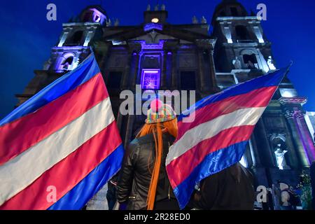 17 maggio 2023 Toluca , Messico : Decine di membri della comunità LGBTTTIQ+ hanno marciato per le strade del centro città per commemorare la Giornata internazionale contro l'omofobia, la Transfobia e la Bifobia, dove hanno protestato anche affinché il governo statale criminalizzasse il crimine della trasfeminicidi e continuasse le indagini sugli omicidi contro la comunità. Il 17 maggio 2023 a Toluca, Messico. (Foto di Arturo Hernández / Eyepix Group) Foto Stock