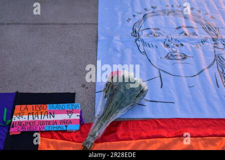 17 maggio 2023 Toluca , Messico : Decine di membri della comunità LGBTTTIQ+ hanno marciato per le strade del centro città per commemorare la Giornata internazionale contro l'omofobia, la Transfobia e la Bifobia, dove hanno protestato anche affinché il governo statale criminalizzasse il crimine della trasfeminicidi e continuasse le indagini sugli omicidi contro la comunità. Il 17 maggio 2023 a Toluca, Messico. (Foto di Arturo Hernández / Eyepix Group) Foto Stock