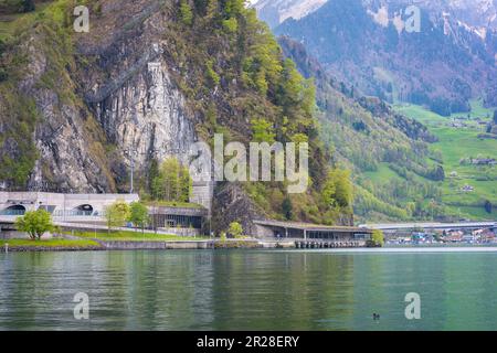 Vista panoramica di una grande montagna rocciosa tra Hergiswil e Stansstad lungo il lago di Lucerna, Svizzera. Foto Stock