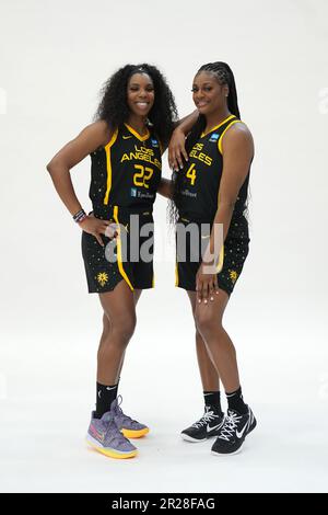 LA Sparks attaccanti Reshanda Gray (22) e Joyner Holmes (24) posa durante la giornata dei media, giovedì 4 maggio 2023, a Torrance, California (Kirby Lee via AP) Foto Stock