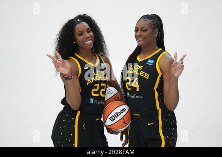 LA Sparks attaccanti Reshanda Gray (22) e Joyner Holmes (24) posa durante la giornata dei media, giovedì 4 maggio 2023, a Torrance, California (Kirby Lee via AP) Foto Stock