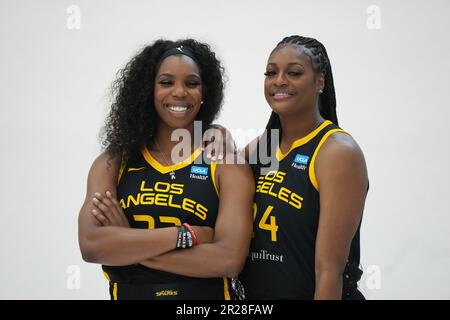 LA Sparks attaccanti Reshanda Gray (22) e Joyner Holmes (24) posa durante la giornata dei media, giovedì 4 maggio 2023, a Torrance, California (Kirby Lee via AP) Foto Stock