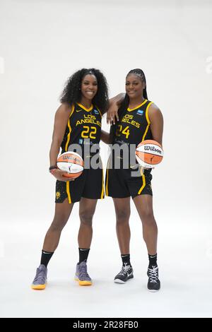 LA Sparks attaccanti Reshanda Gray (22) e Joyner Holmes (24) posa durante la giornata dei media, giovedì 4 maggio 2023, a Torrance, California (Kirby Lee via AP) Foto Stock