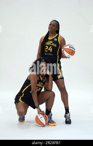 LA Sparks attaccanti Reshanda Gray (22) e Joyner Holmes (24) posa durante la giornata dei media, giovedì 4 maggio 2023, a Torrance, California (Kirby Lee via AP) Foto Stock