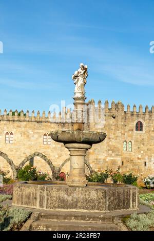 Bellissimo giardino di Santa Barbara e Palazzo arcivescovo di Braga nel centro della città di Braga, Portogallo Foto Stock