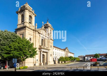 Chiesa populista in stile manierista, rococò e architettura neoclassica a Braga Portogallo in primo mattino luce con convento do populo accanto Foto Stock