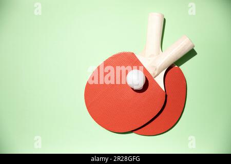 Tavolo da ping pong verde con palla poggiata su un tavolo paddle da tennis Foto Stock