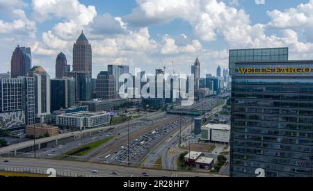 Lo skyline del centro di Atlanta, Georgia, in una giornata di sole a maggio Foto Stock