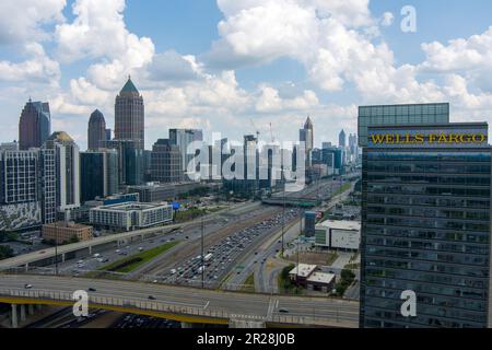 Lo skyline del centro di Atlanta, Georgia, in una giornata di sole a maggio Foto Stock