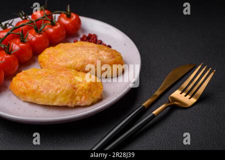 Deliziose cotolette di vapore con carote, formaggio, sale e spezie su fondo di cemento scuro Foto Stock