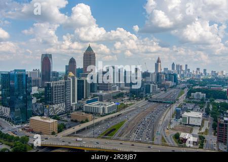 Lo skyline del centro di Atlanta, Georgia, in una giornata di sole a maggio Foto Stock