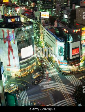 Vista notturna del fronte dell'intersezione della Stazione di Shibuya Foto Stock