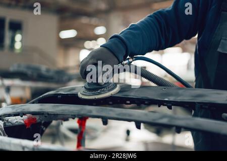 Auto meccanica raddrizzatura carrozzeria in stazione di servizio auto Foto Stock