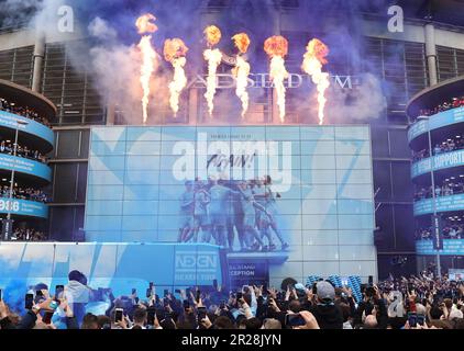 Manchester, Regno Unito. 17th maggio, 2023. I tifosi si riuniscono per guardare le squadre arrivare prima della partita della UEFA Champions League all'Etihad Stadium, Manchester. Il credito dell'immagine dovrebbe essere: Darren Staples/Sportimage Credit: Sportimage Ltd/Alamy Live News Foto Stock