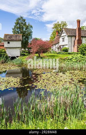 Il tardo 15th ° secolo gatehouse e il fossato fine 14th o inizio 15th ° secolo in legno incorniciato bassa Brockhampton Manor House vicino a Bromyard, Herefordshi Foto Stock