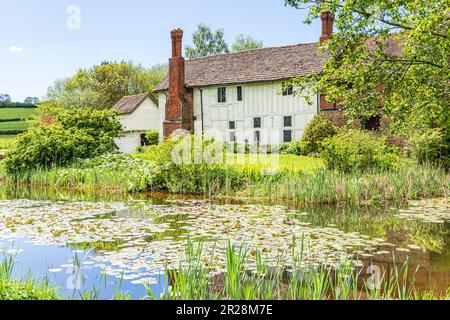 Il tardo 15th ° secolo gatehouse e il fossato fine 14th o inizio 15th ° secolo in legno incorniciato bassa Brockhampton Manor House vicino a Bromyard, Herefordshi Foto Stock