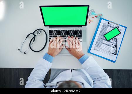 Laptop, schermo verde e mani del medico con medicina, documenti o assistenza sanitaria, ricerca e beffa sopra. Spazio, salute e pillole con Foto Stock